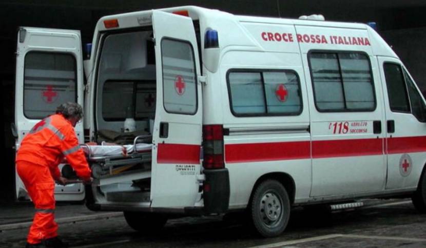 Auto esce di strada sulla SP663 a Moretta, muoiono due persone