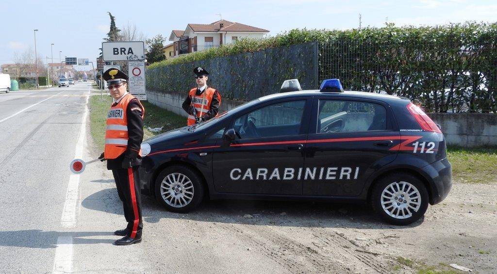 Viola l’obbligo di restare a casa per uscire con gli amici e i Carabinieri lo arrestano