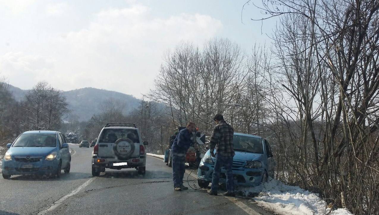 Auto esce di strada a Peveragno