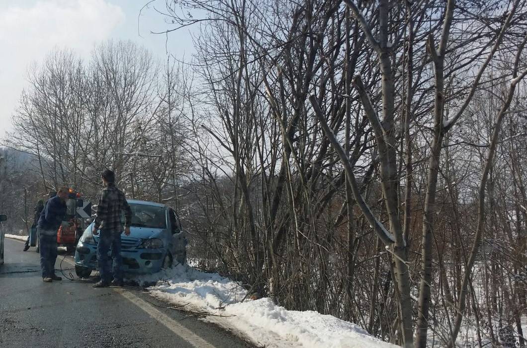 Auto esce di strada a Peveragno