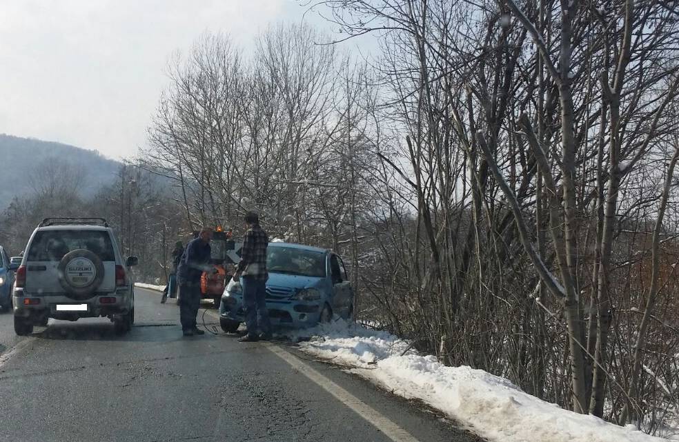 Auto esce di strada a Peveragno