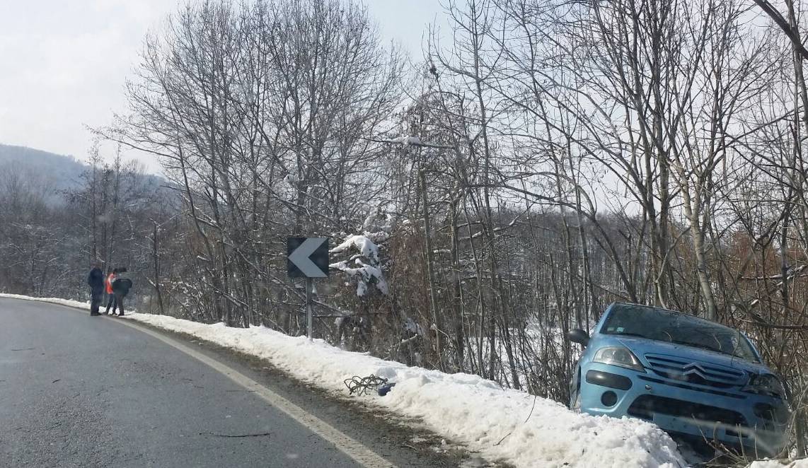 Auto esce di strada a Peveragno