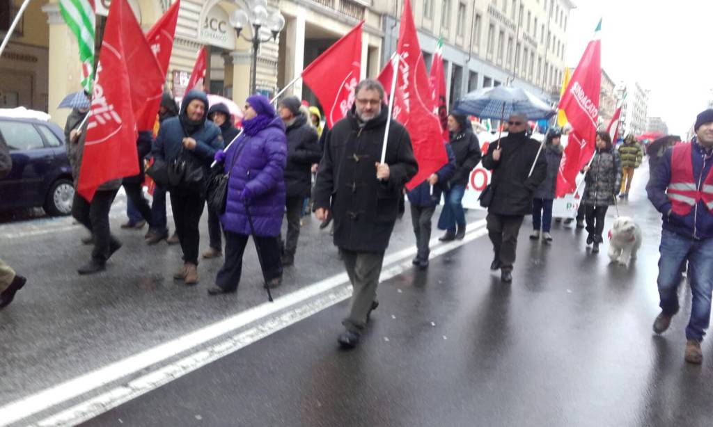 Un grande corteo ha detto “No a fascismo e razzismo” a Cuneo