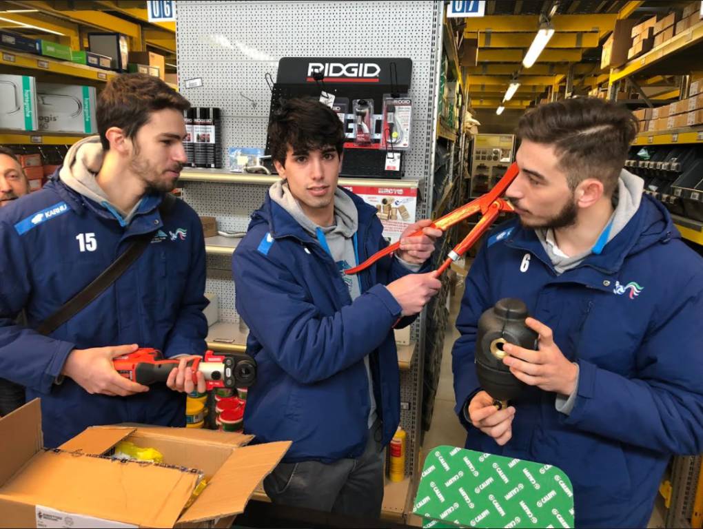 Giocatori del VBC Mondovì in visita alla Idroterm srl di Cuneo