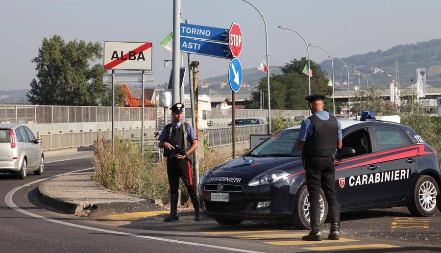 Arrestati due cittadini macedoni per possesso di documenti falsi ad Alba