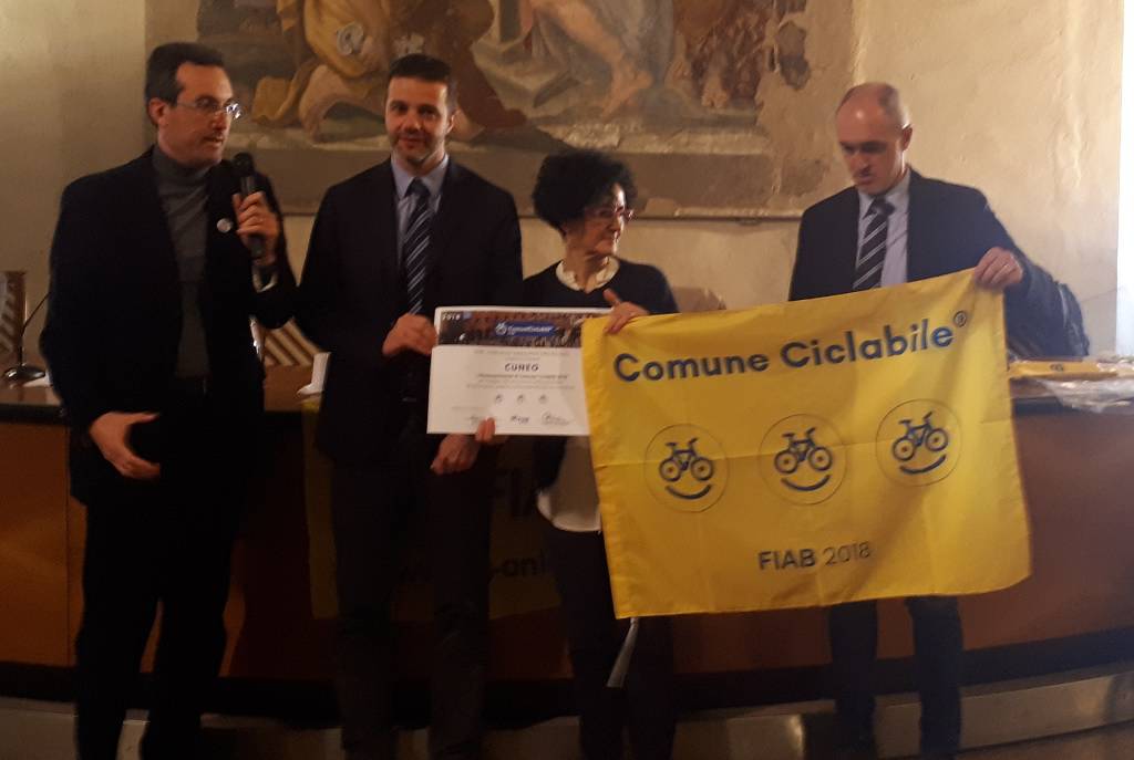 Cuneo riceve la bandiera gialla di “Comune Ciclabile”