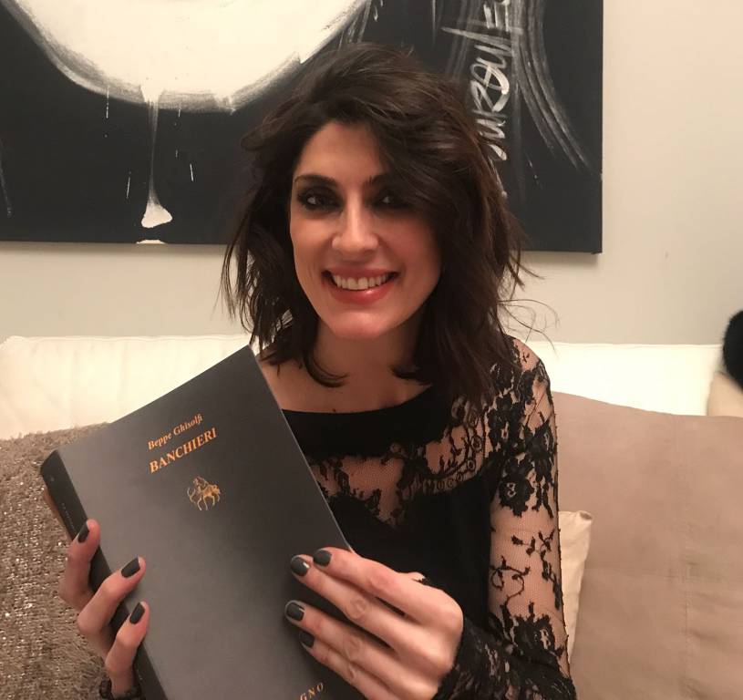 Anche Elisa Isoardi legge “Banchieri” di Beppe Ghisolfi