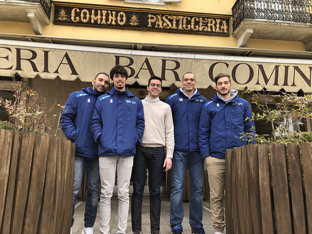 Giocatori del VBC in visita allo sponsor Pasticceria Comino di Mondovì