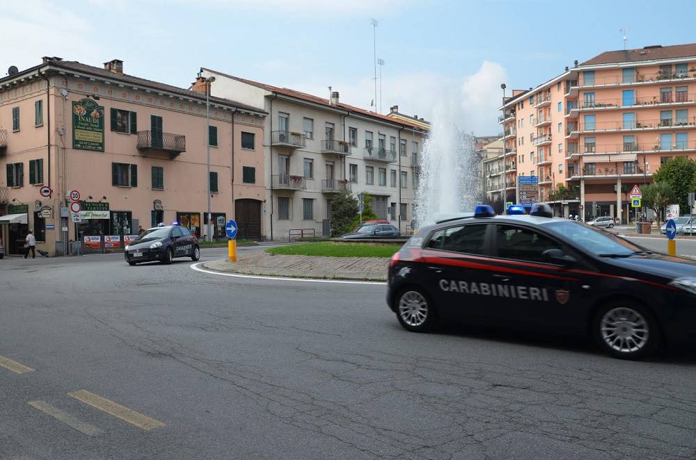 Guida con alto tasso alcolemico, causa incidente e scappa: bloccato a Moiola