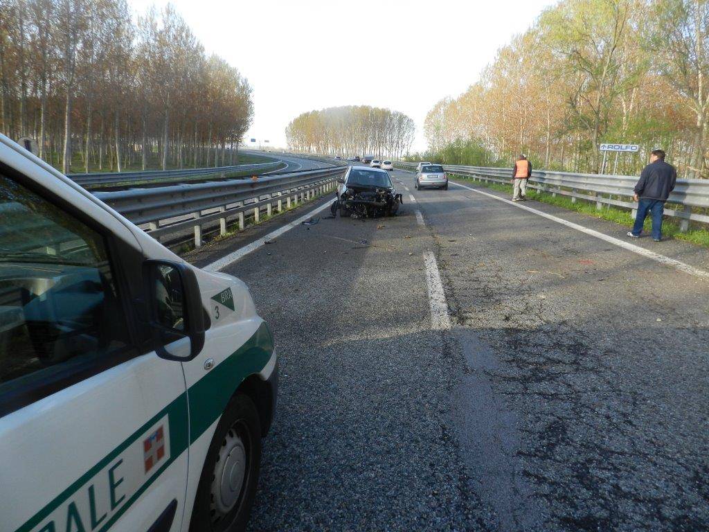 Auto contro il guard rail sulla Tangenziale di Bra, ferito ragazzo 20enne