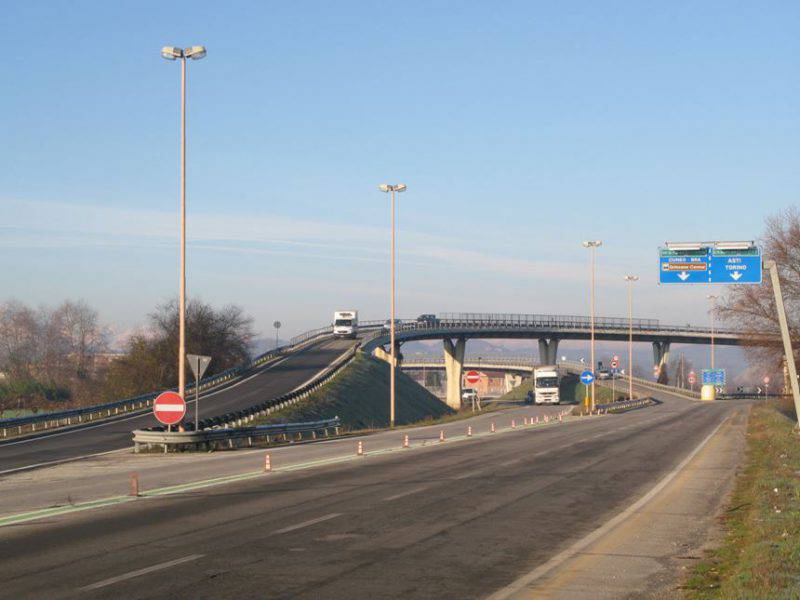 Da oggi chiuso il ponte della tangenziale uscita su corso Nebbiolo ad Alba