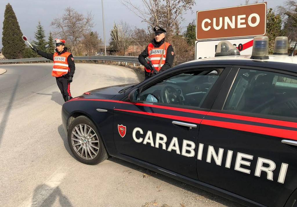 Aggrediscono e rapinano due persone in Corso Nizza a Cuneo, arrestati italiana e marocchino