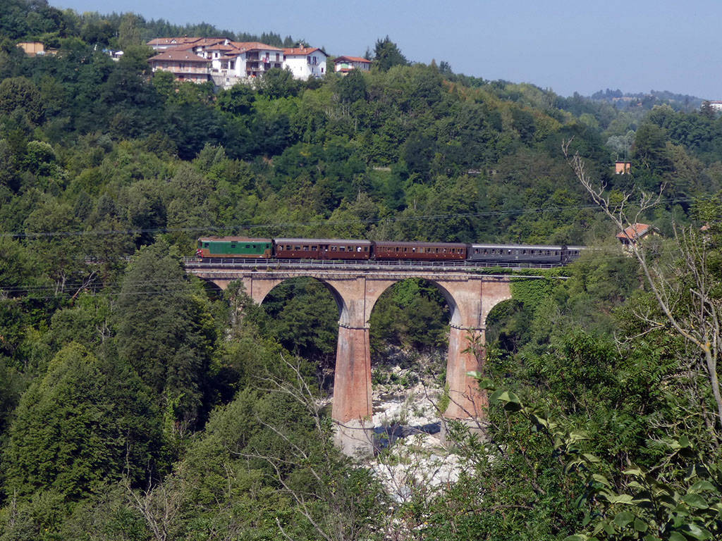 In treno storico da Torino alla Valle Tanaro tra montagne, natura ed enogastronomia