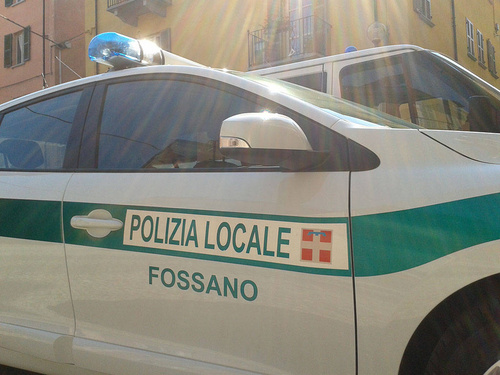 Sorpreso a urinare su pareti di parcheggio sotterraneo a Fossano, 3000 euro di multa