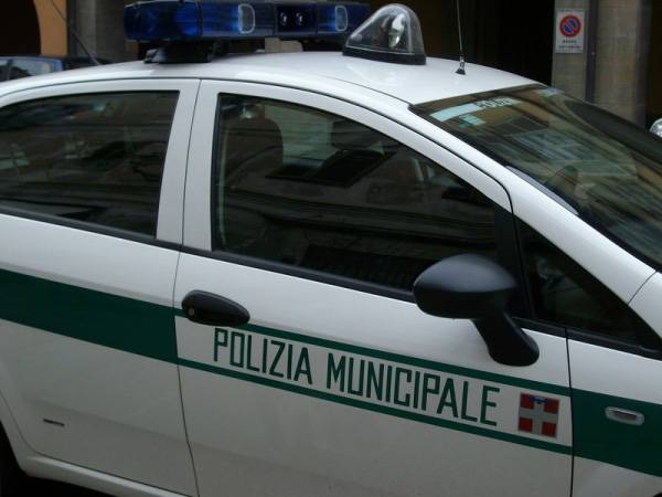 Cuneo, investe agente della Polizia Municipale in bicicletta e cerca di fuggire: arrestato