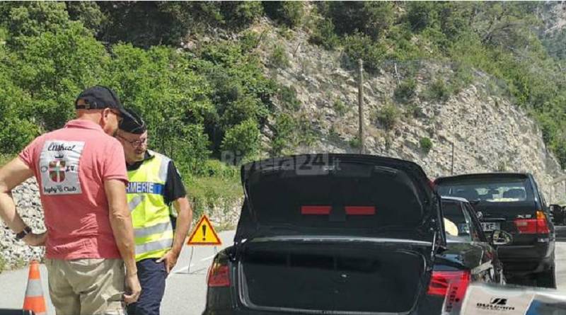 Controlli francesi al confine creano coda chilometrica, i sindaci della Val Roya insorgono: “Atteggiamento provocatorio”