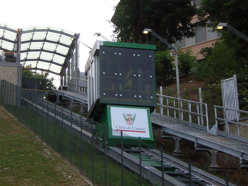Cuneo, ascensore panoramico inclinato chiuso per guasto tecnico