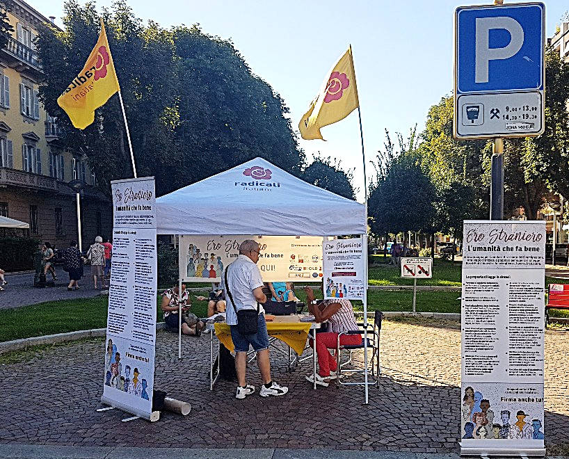 I Radicali Italiani distribuiscono profilattici in Corso Dante a Cuneo