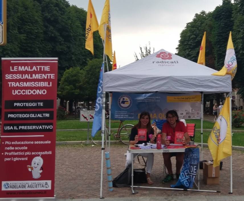 I Radicali hanno distribuito profilattici in Corso Dante, Blengino: “Silenzio scuola condanna a morte per molti giovani”