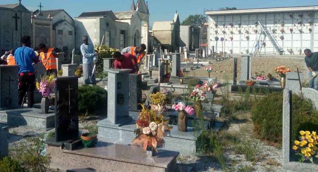 Busca, i richiedenti asilo ripuliscono i cimiteri