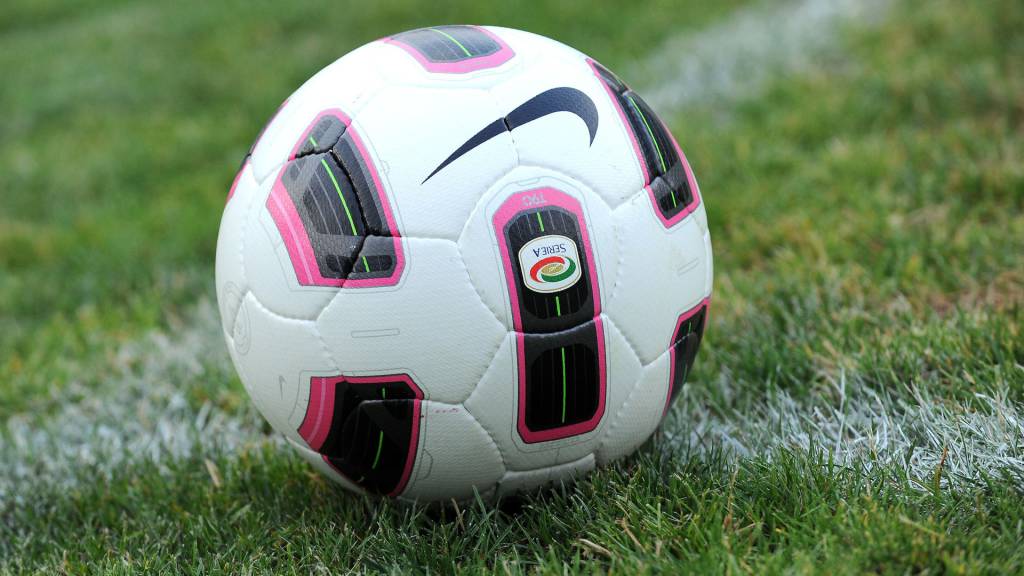 Cuneo, calciatore in panchina esulta per un gol entrando in campo con un fuoco artificiale