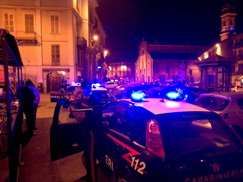 Movida a Saluzzo: carabinieri denunciano giovani per possesso di droga e armi