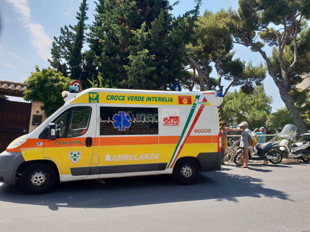 Turista di Cuneo in vacanza a Ventimiglia inciampa e batte la testa su una roccia: trasportata in ospedale