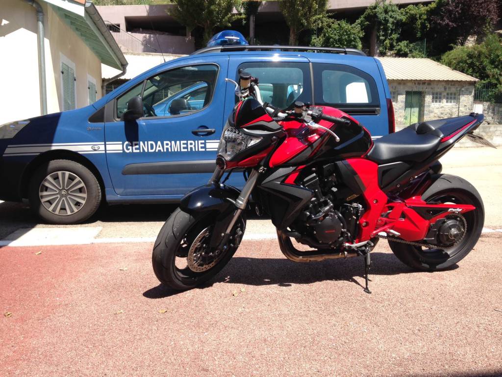 Sfreccia a 181km/h su strada limitata a 80: la gendarmeria gli confisca moto e patente