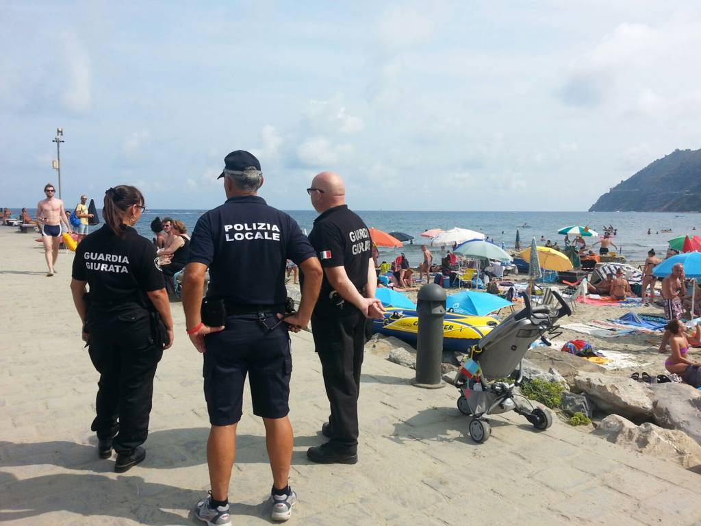 Minorenni cuneesi dormono in spiaggia dopo notte in discoteca: fermati dalla Polizia Municipale