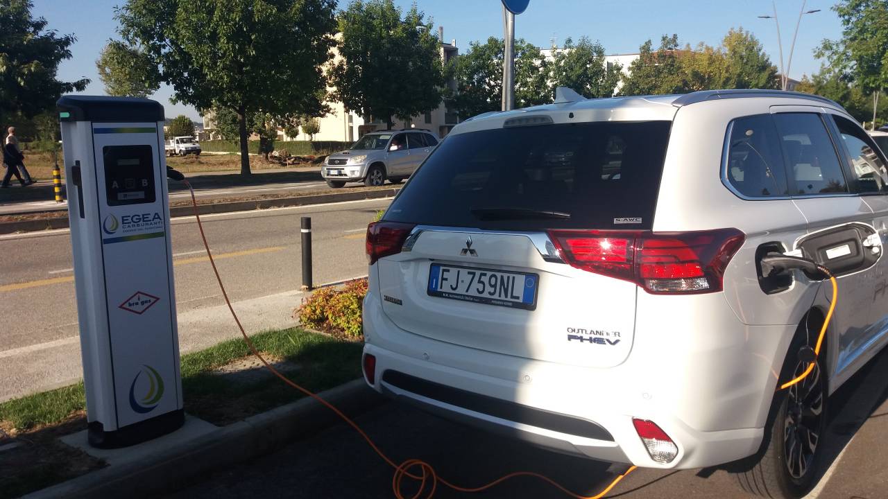 Alba riceve la sua prima colonnina per la ricarica di auto elettriche