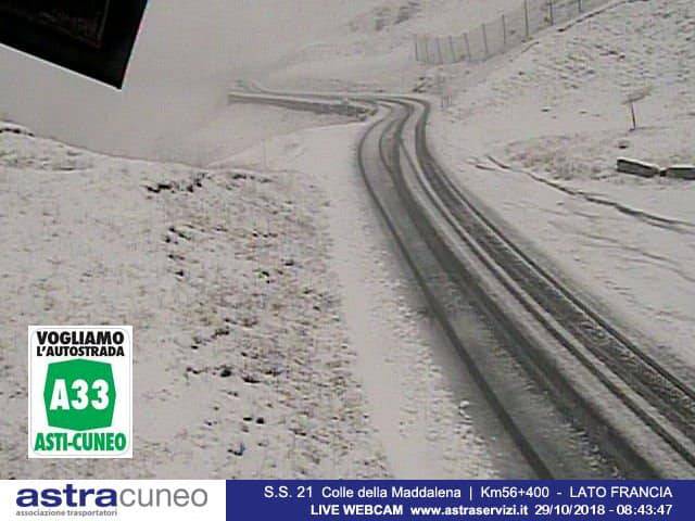 Nevica sul colle della Maddalena: sconsigliato il transito senza equipaggiamenti invernali