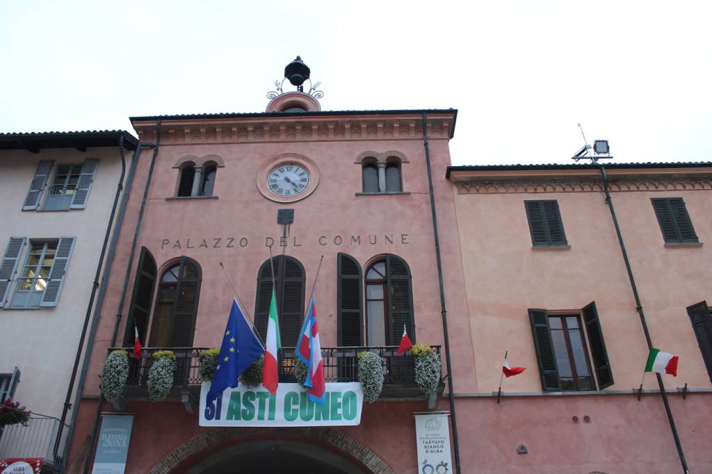 Alba, uno striscione con su scritto “Si Asti Cuneo” sul balcone del Palazzo comunale