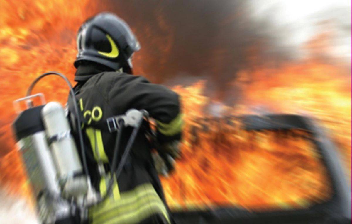 Boves, auto in fiamme a Fontanelle: intervento dei vigili del fuoco