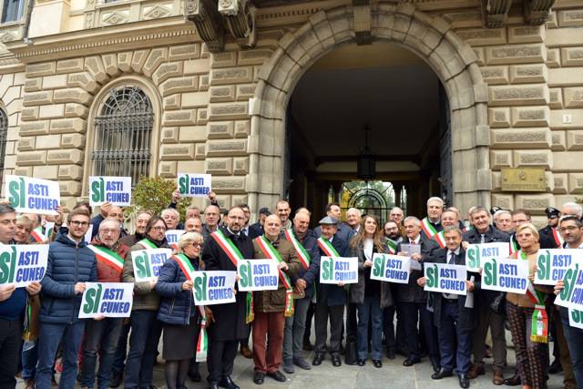 Mobilitazione per Asti-Cuneo in Prefettura, i Sindaci: “Non smetteremo fino alla ripartenza del cantiere”