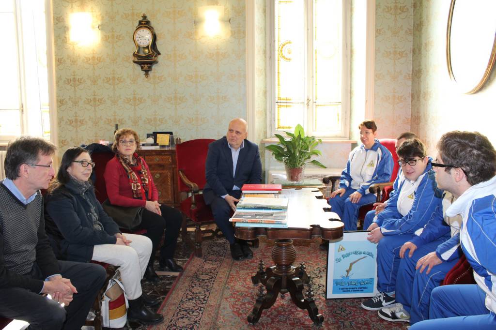 I ragazzi di SportAbili Alba consegnano al sindaco Marello locandina V° meeting di nuoto