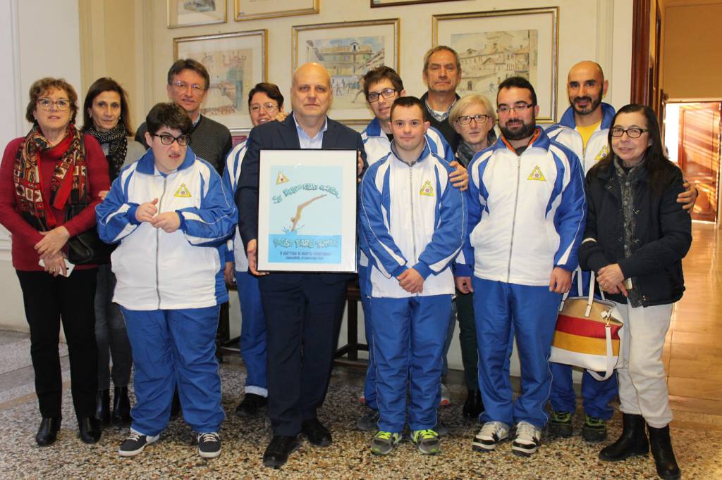 I ragazzi di SportAbili Alba consegnano al sindaco Marello locandina V° meeting di nuoto