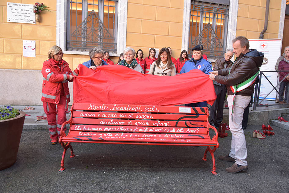 Municipio di Mondovì illuminato di rosso contro la violenza sulle donne: “Piccolo gesto per una grande battaglia”
