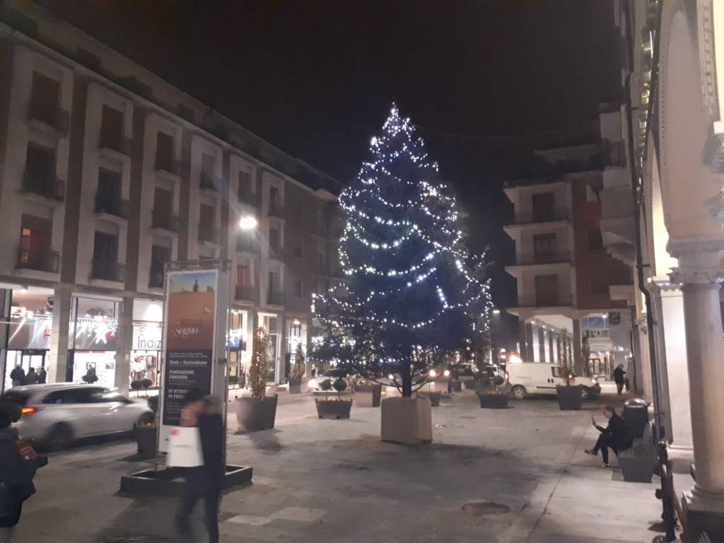 Bra, due alberi di Natale illuminati in città