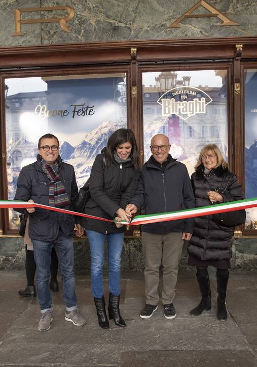 Cavallermaggiore, il negozio Biraghi inaugura le vetrine di natale in piazza San Carlo a Torino