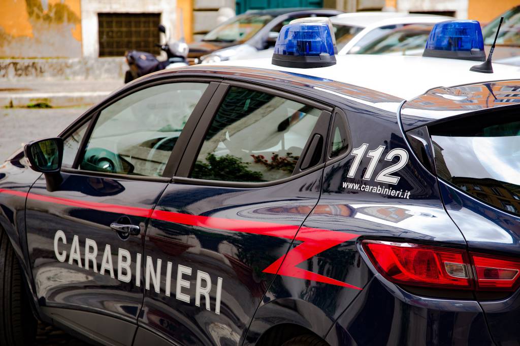 Fermato con documenti falsi, fugge in auto dai carabinieri: 34enne raggiunto e arrestato