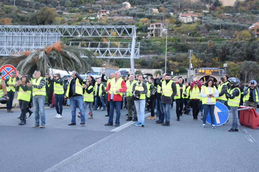 Ventimiglia, i “Gilets Jaunes” marciano in autostrada al grido di “Vive la révolution”
