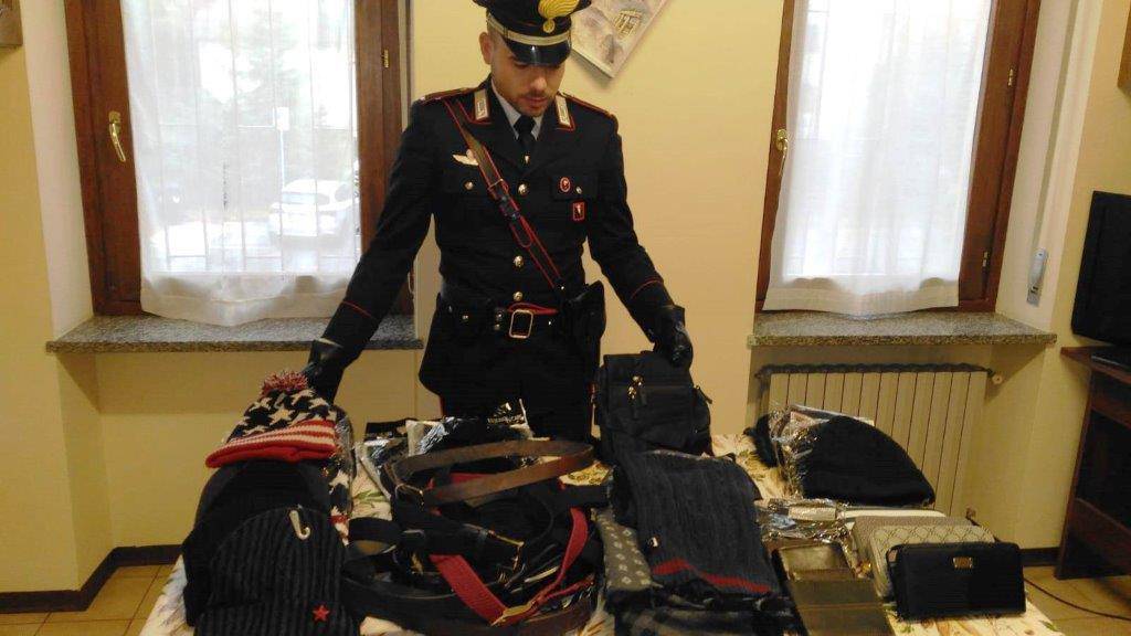 Straniero irregolare in Italia vendeva merce contraffatta ad Alba: denunciato dai carabinieri
