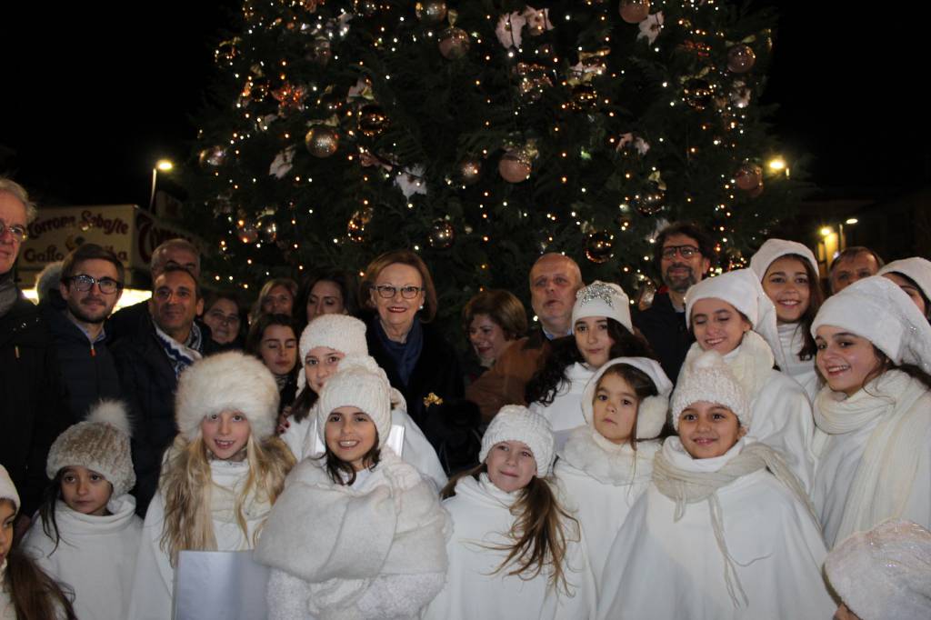 Alba, grande festa per l’accensione dell’albero di Natale donato dalla famiglia Ferrero alla città