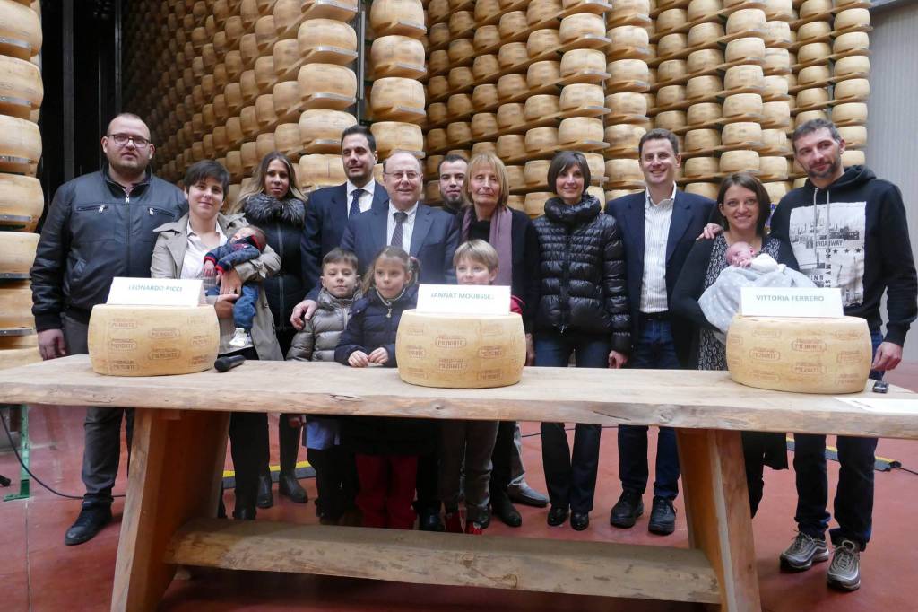 La Valgrana di Scarnafigi donerà una forma di Piemontino da 34 kg ai primi nati del 2019