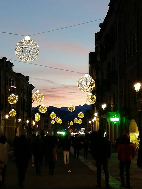 Cuneo, il tramonto in via Roma