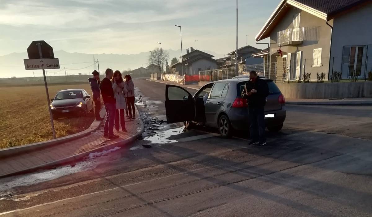 Busca, rocambolesco incidente stradale in centro San Chiaffredo