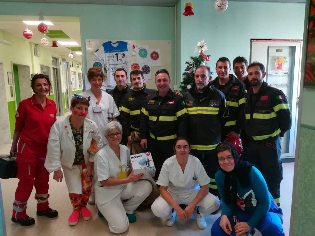 Il gesto di solidarietà dei vigili del fuoco di Cuneo negli ospedali della provincia