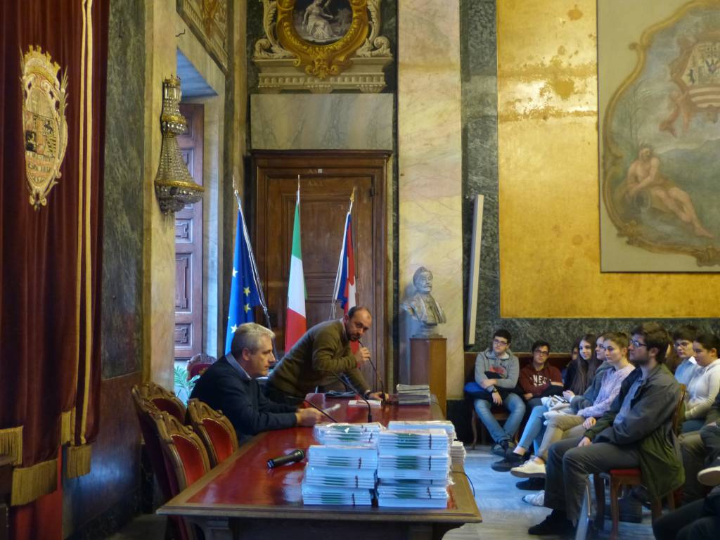 Cuneo, L’Amministrazione consegna la Costituzione italiana ai neo diciottenni