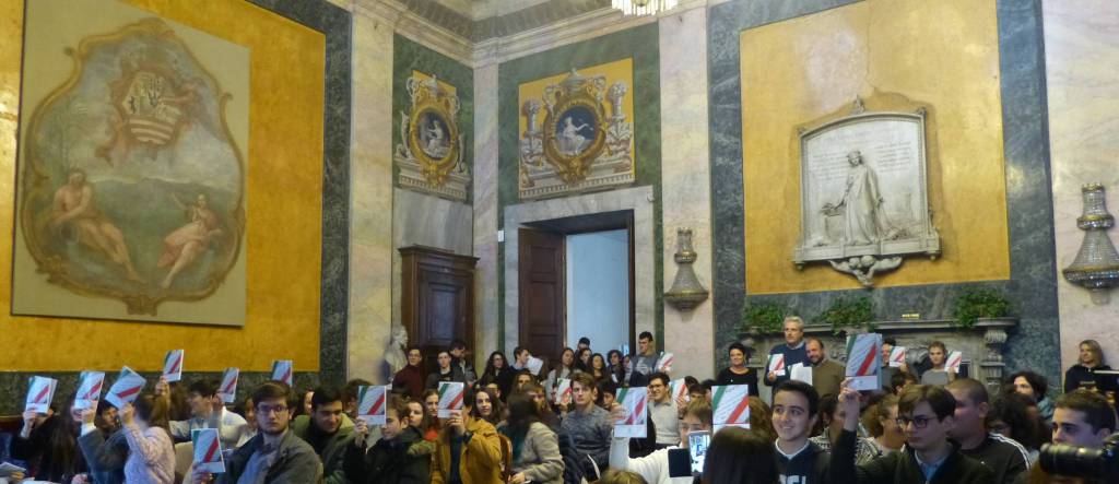 Cuneo, L’Amministrazione consegna la Costituzione italiana ai neo diciottenni