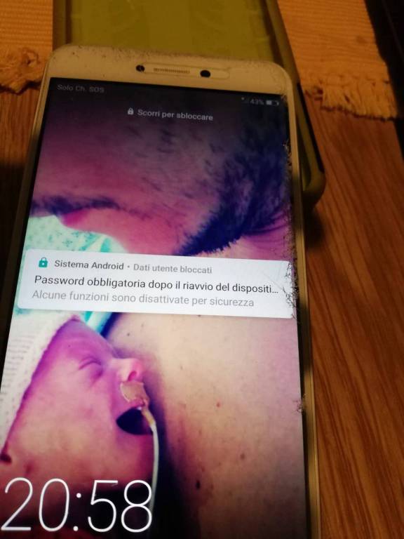 Mamma Carolina, caragliese, ritrova il telefonino con tutte le foto della sua bimba nata prematura